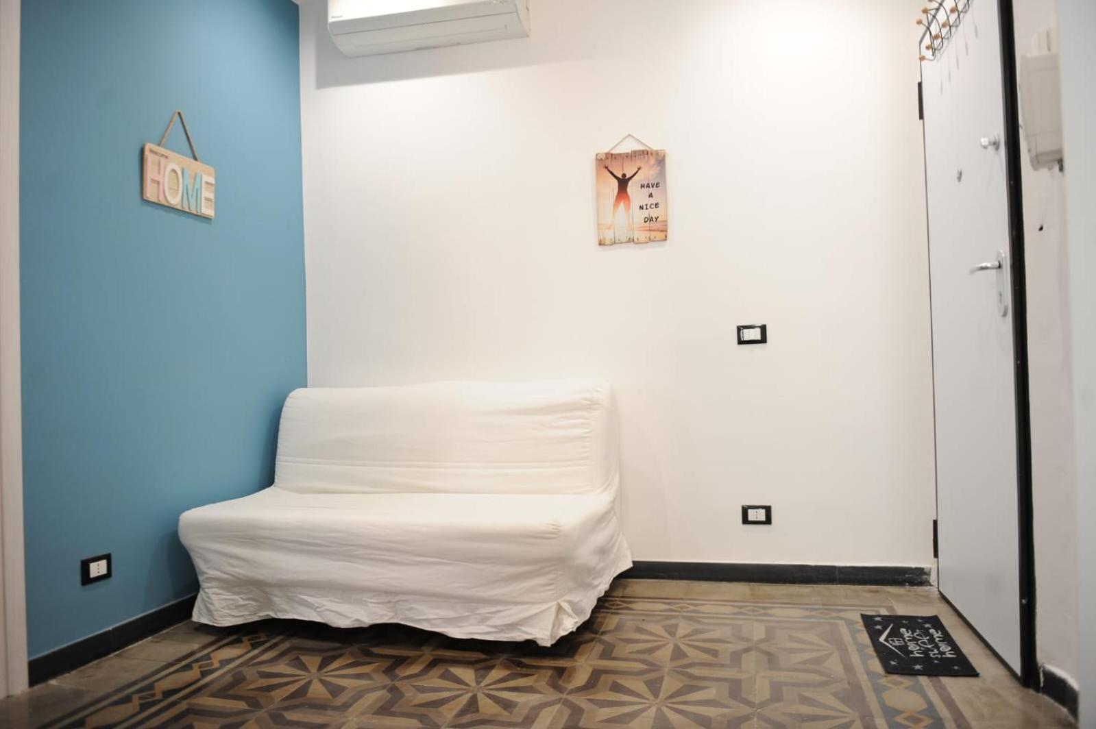 Lauretta: Adiacente Metro Apartment Genoa