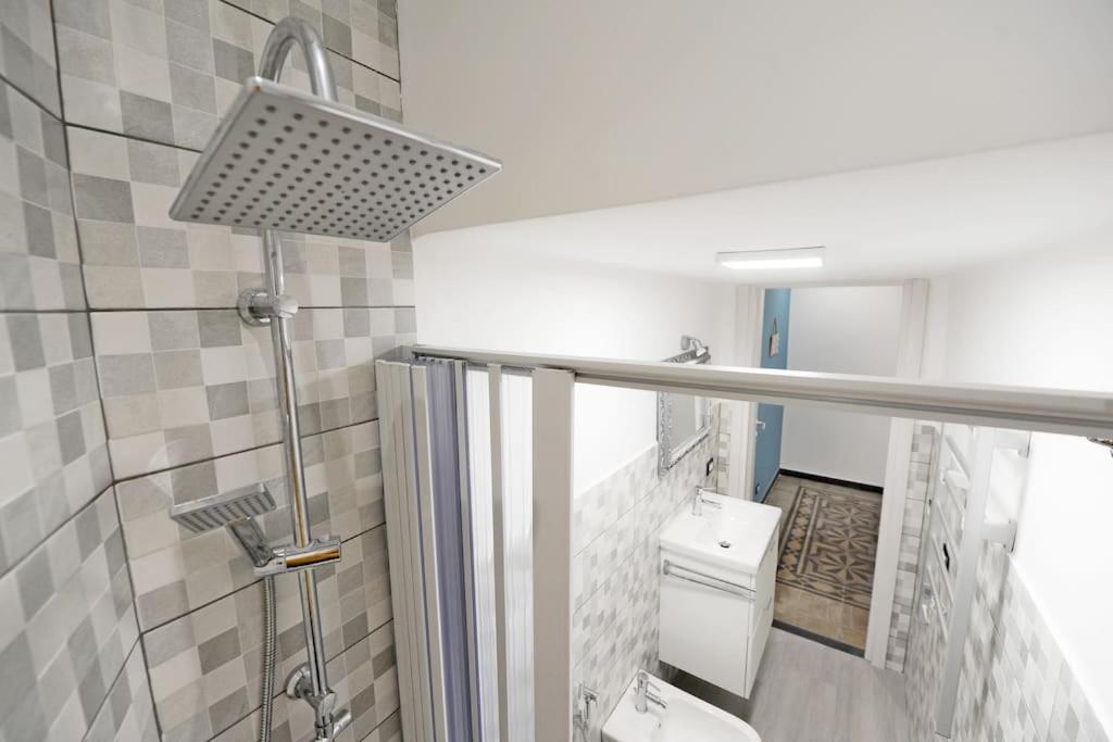 Lauretta: Adiacente Metro Apartment Genoa