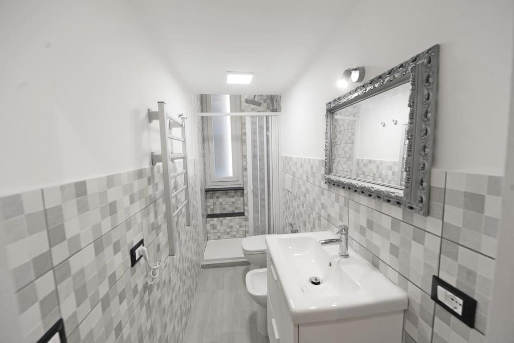 Lauretta: Adiacente Metro Apartment