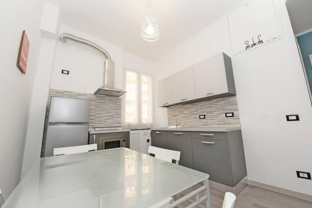 Apartment Lauretta: Adiacente Metro Genoa